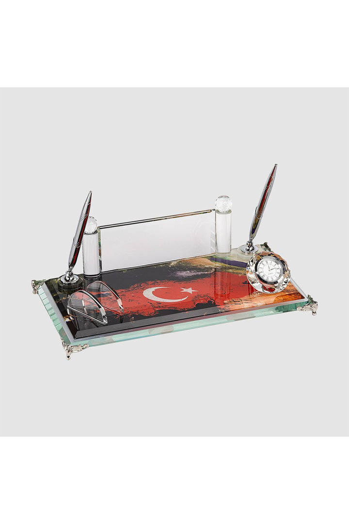 Kırmızı Atatürk Temalı Kristal Masa İsimliği – Saatli Çift Kalemli 16×30 cm (MKR-407) – detay görünümü