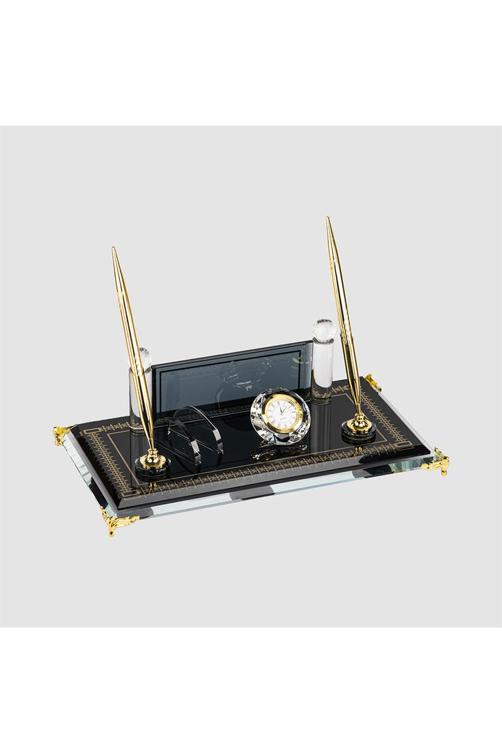 Siyah Gold Çerçeveli Kristal Masa İsimliği – Saatli Çift Kalemli 16×30 cm (MKR-409) – detay görünümü
